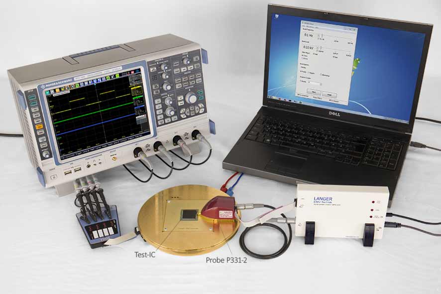 Mit dem ESD-Generator P331-2 werden ESD-Impulse in die Pins eines Test-ICs eingekoppelt.